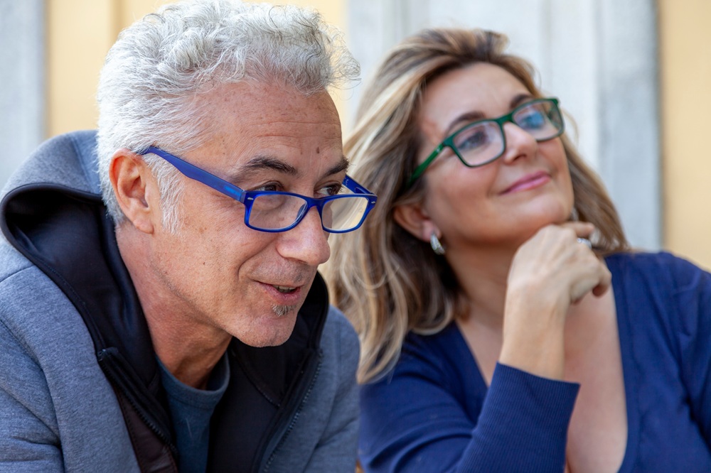 Patients reviewing eyewear options during a personalized vision consultation at a trusted optometry practice – eye doctor los angeles